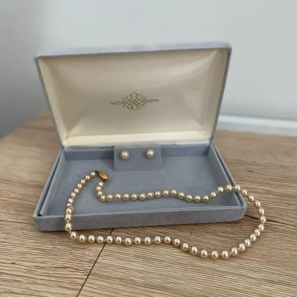 Vintage 1960s imitation pearl necklace and earring set - Picture 8 of 12